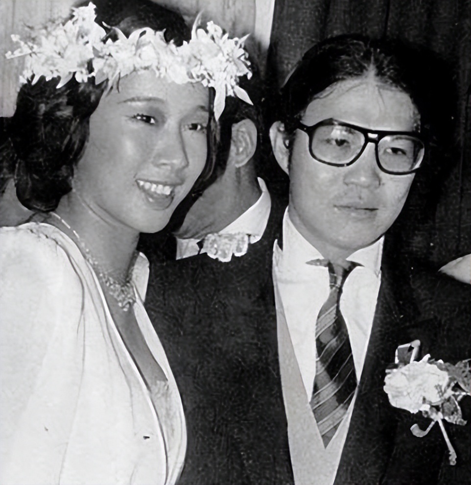 霍震霆跟朱玲玲离婚17年，前者单身到现在，后者却再嫁百亿富豪