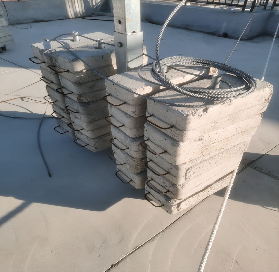 四,吊篮配重构造要求3,配重件必须稳定可靠地安放在配重架上,并有防止