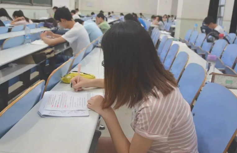 大学新生要注意，这几个“证”已被官方明确取消，考了也没啥大用