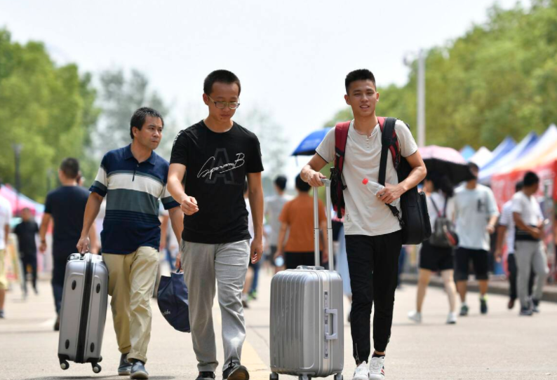 大一揭开了很多同学的自卑，原来不同家庭的学生，差距可以那么大