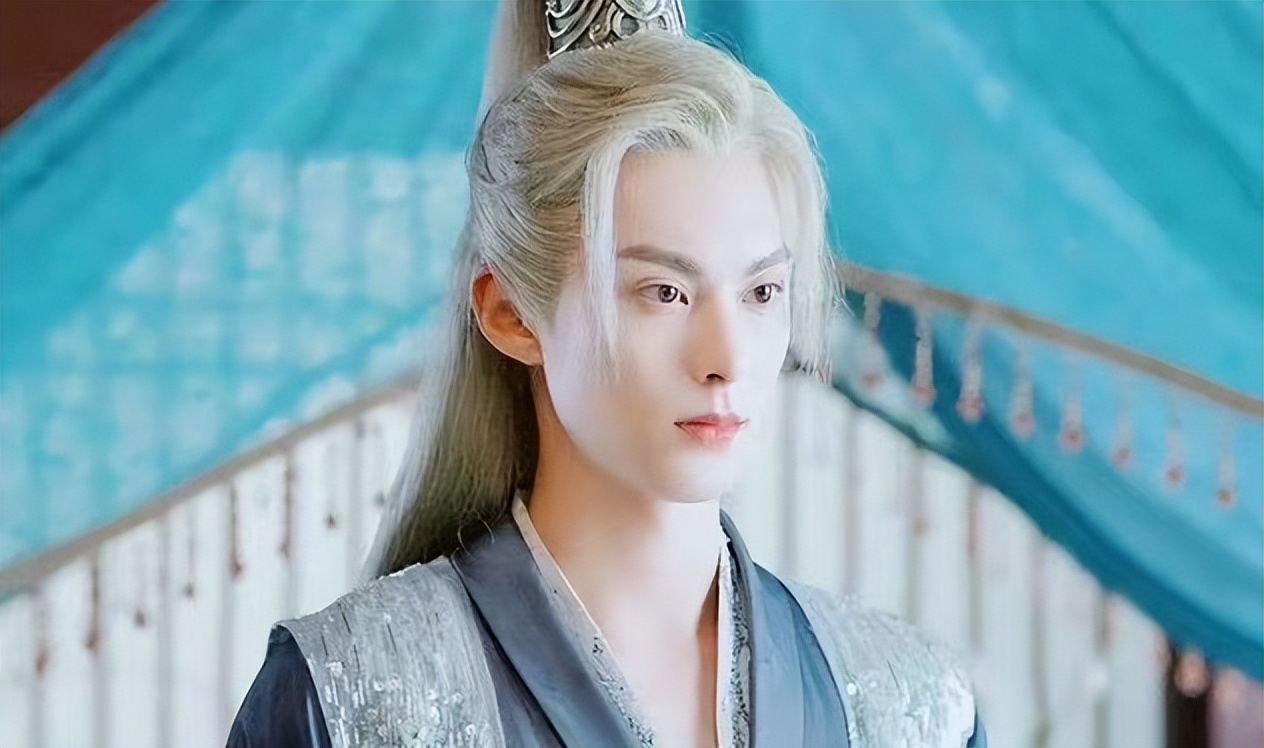 同样是演“白发美男”，有人一眼万年，有人像顶了一头枯草