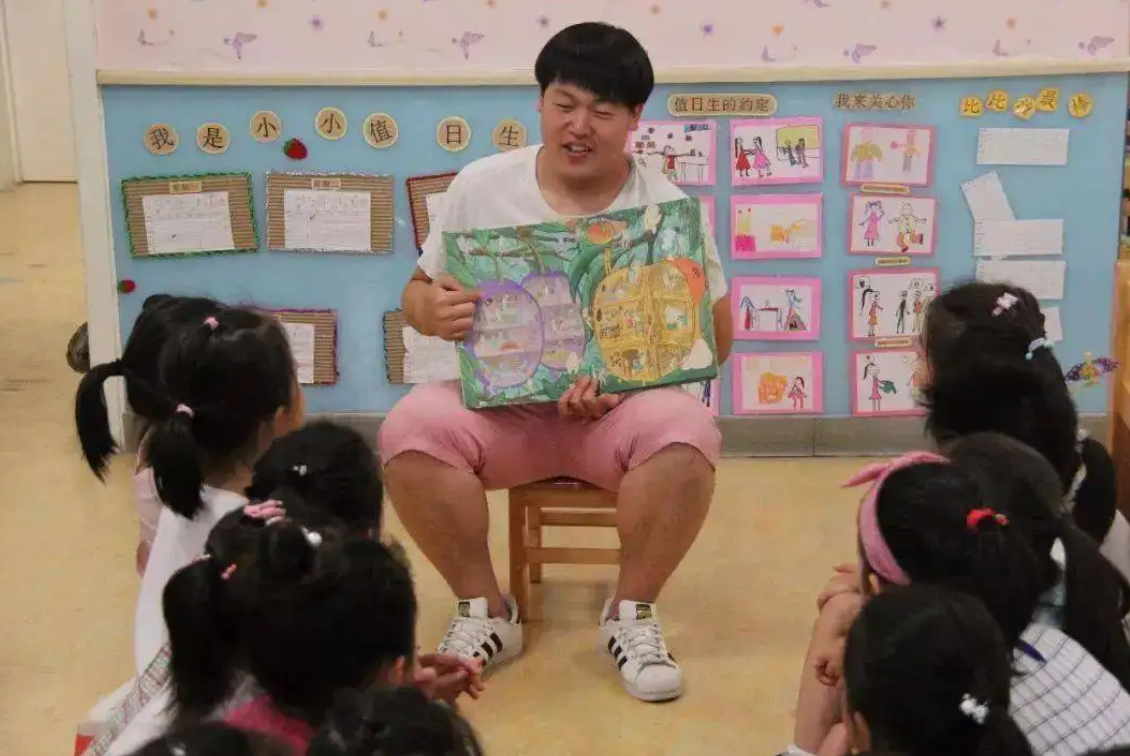 河南一“男幼师”火了，长相阳光帅气跳舞活力四射，深受家长喜爱