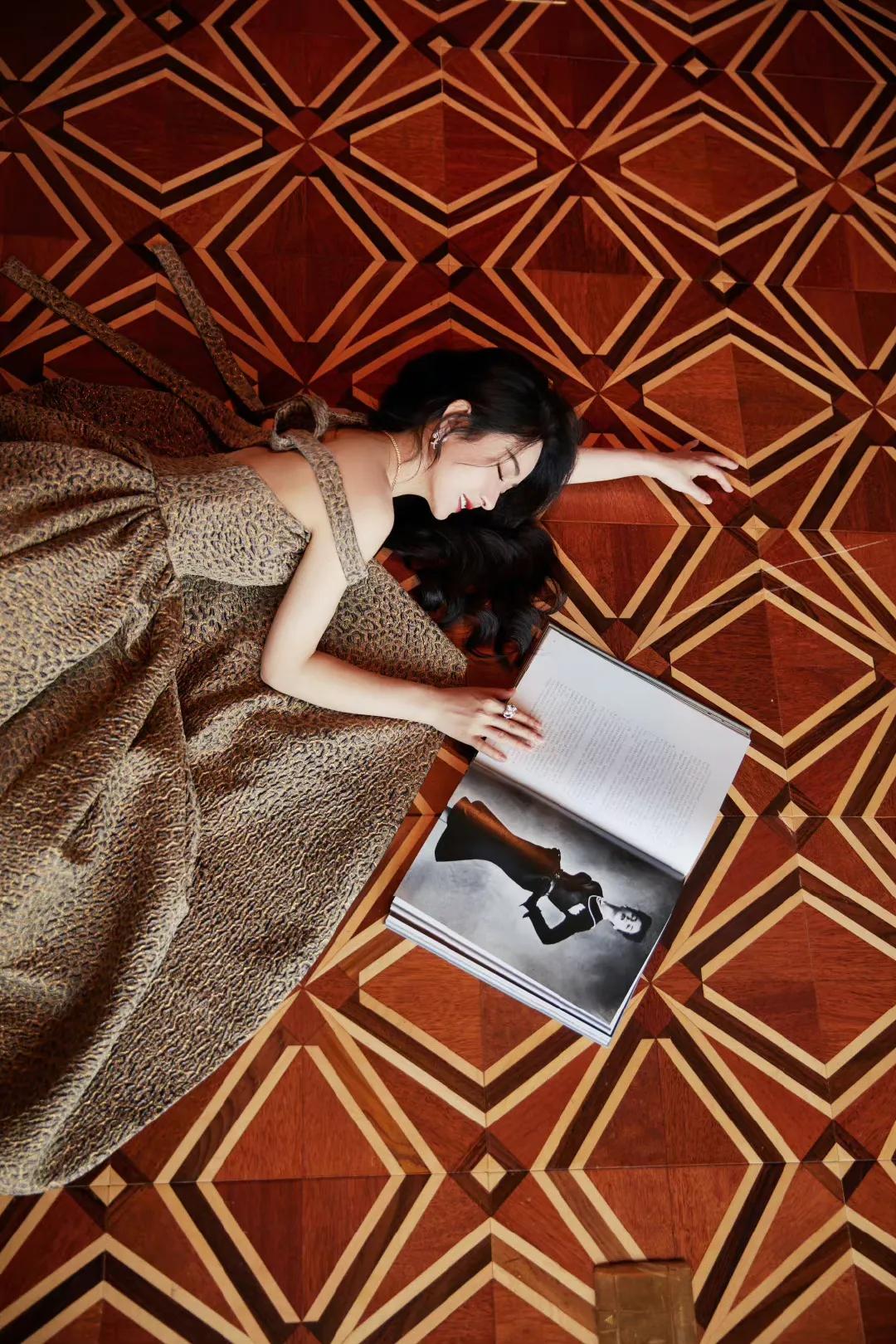 三大顶流的豹纹battle，迪丽热巴休闲惬意，赵丽颖杨幂一言难尽