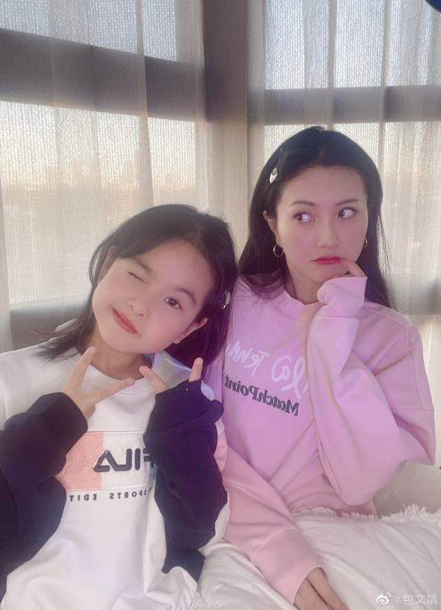 包文婧晒照庆情人节，与包贝尔网吧打游戏过二人世界，甜蜜又有趣