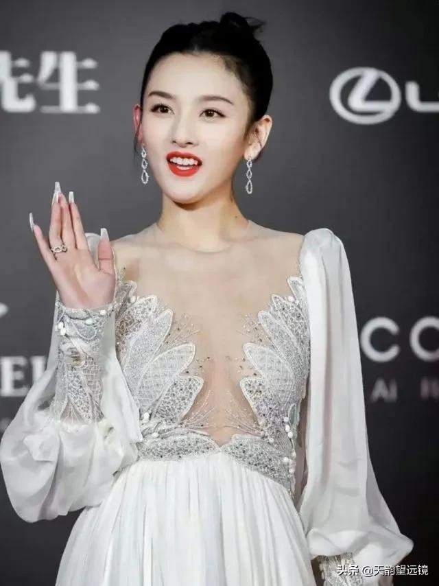 宋祖儿越来越有女人味了