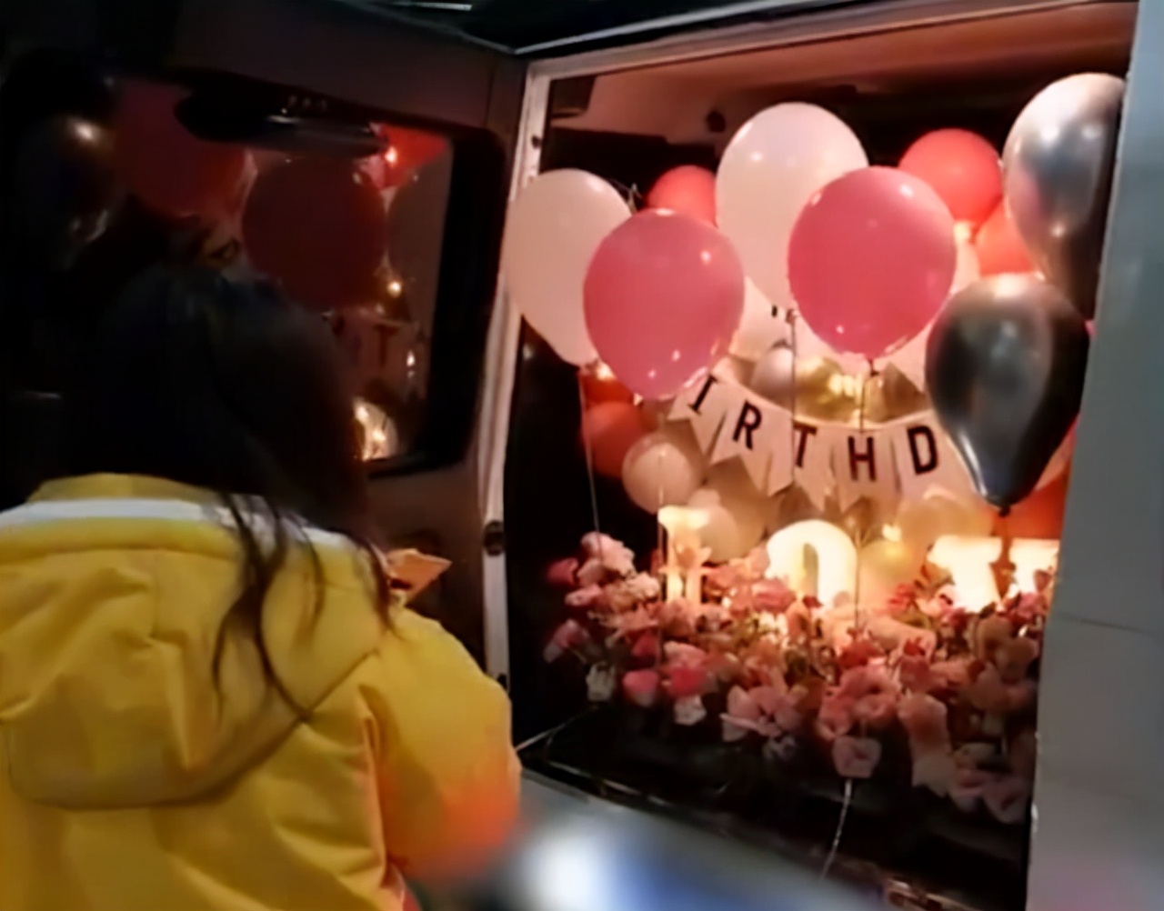 青海一老婆生日男子送钱砖包：感谢你在我最穷时的“敢嫁之恩”