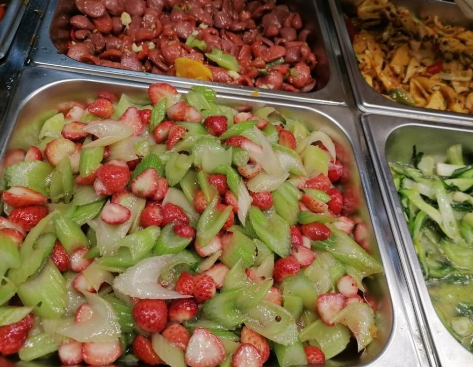 大学校园中的“阴间食堂”，看到食物有些灵异，学生直言难以下咽