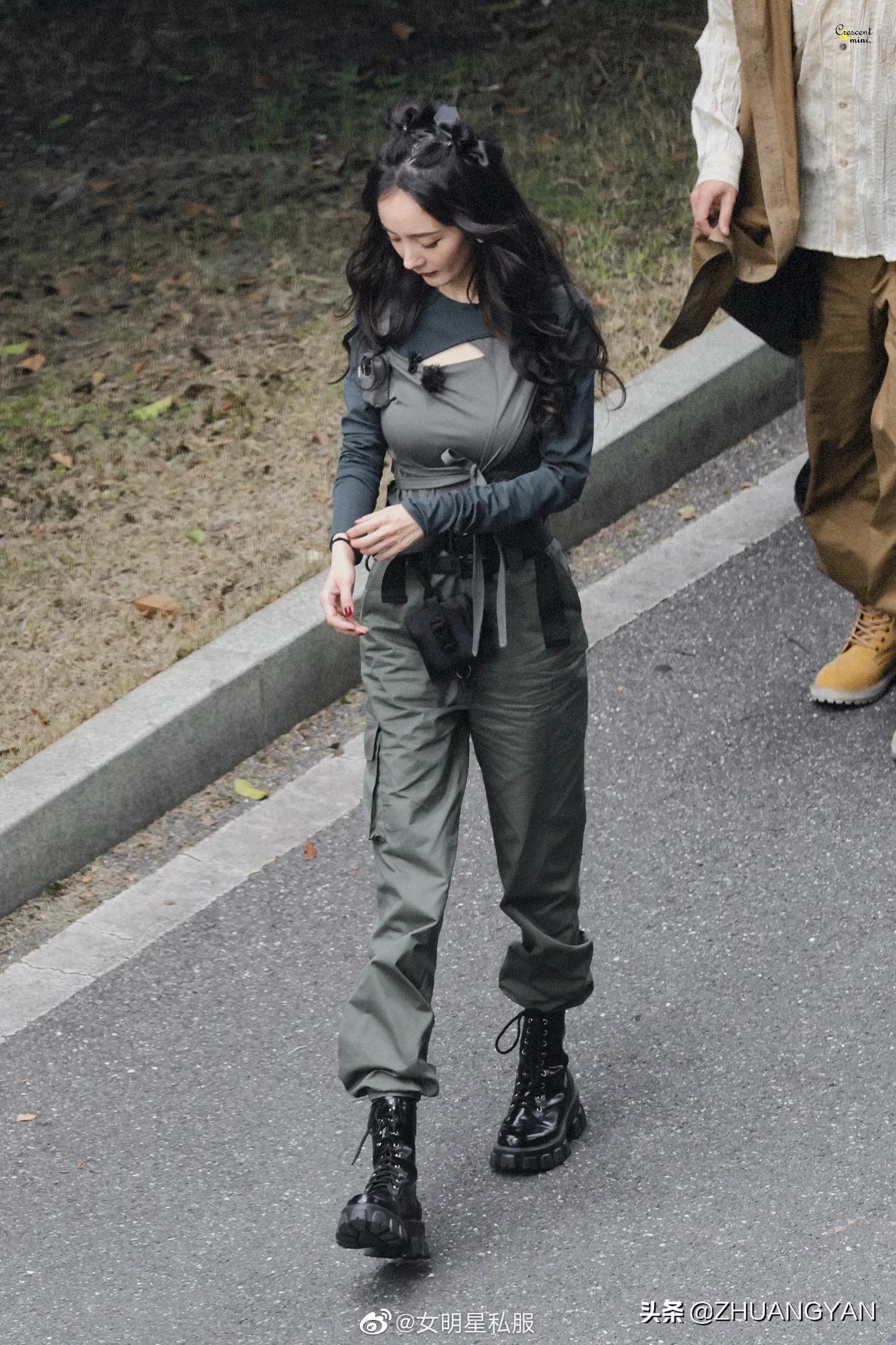 杨幂密室大逃脱的路透照公开，长得美身材辣，走起工装风又甜又酷