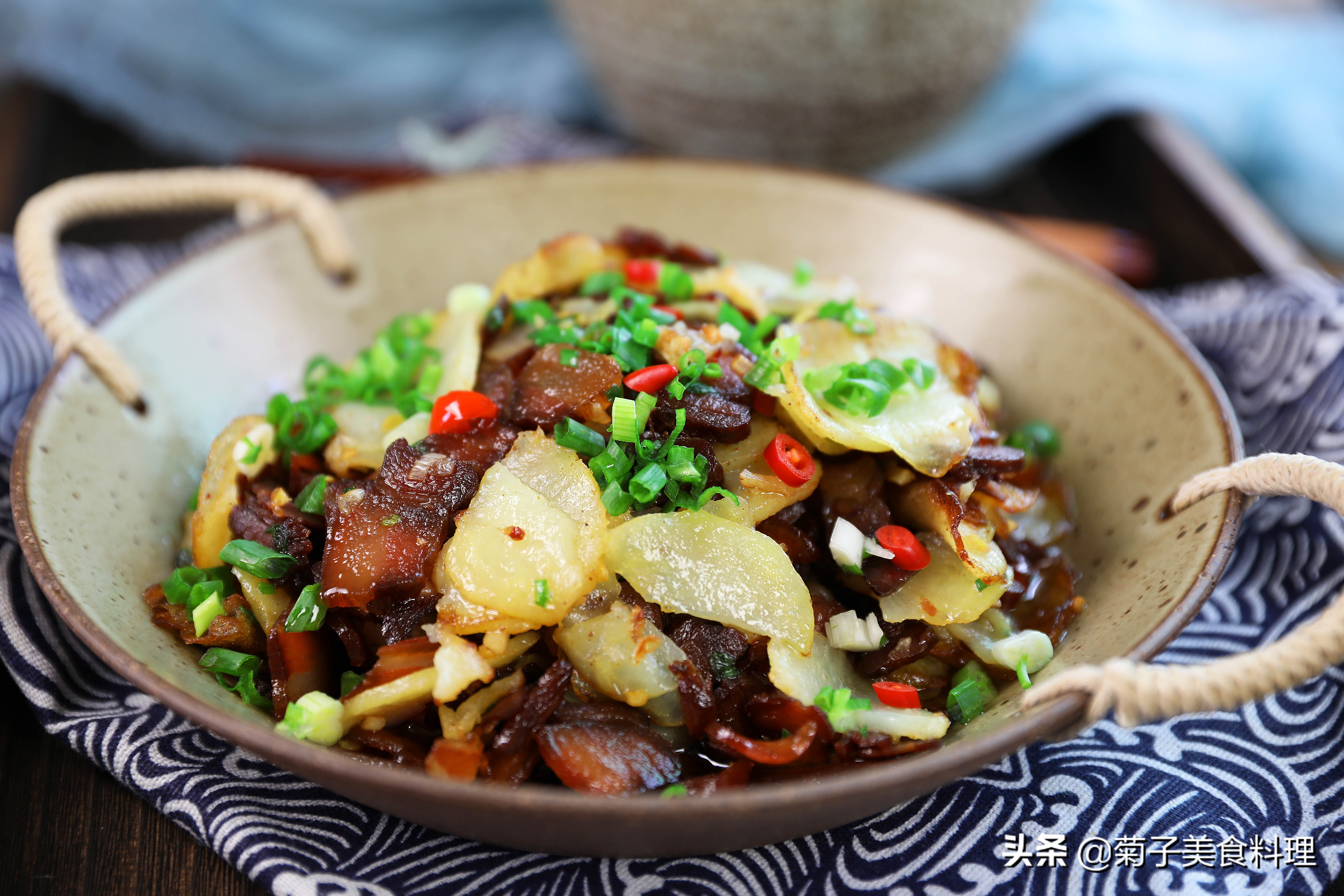 腊肉豆豉炒土豆第六步:再调入盐和鸡精翻炒均匀,炒好后起锅装盘即可开
