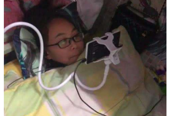 女大学生睡了两年的被褥火了，咋能睡成这样？网友：交朋友的证据