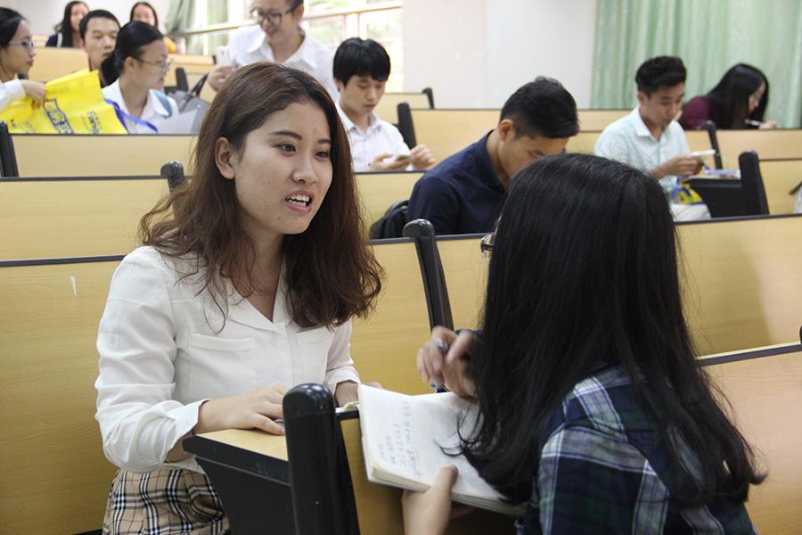 大学生可以“缓两年”毕业，应届生身份不再吃香？引发网络热议