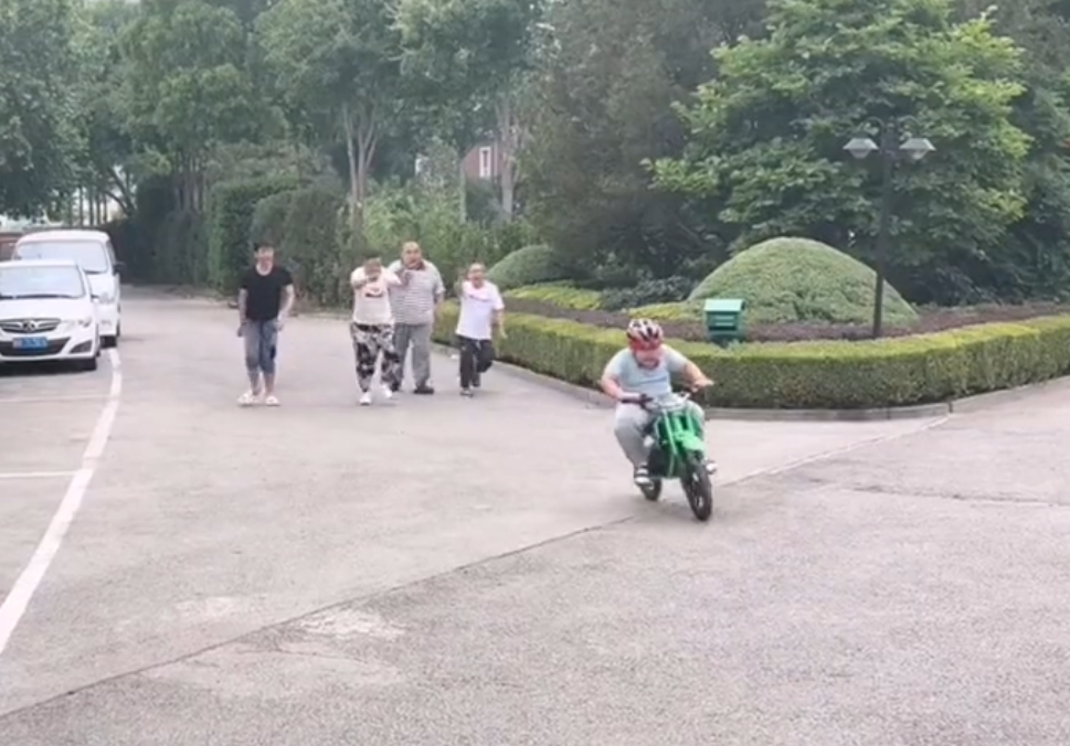 郭汾阳考查相声演员，挑剔张云雷基本功，被反问后骑玩具车逃跑