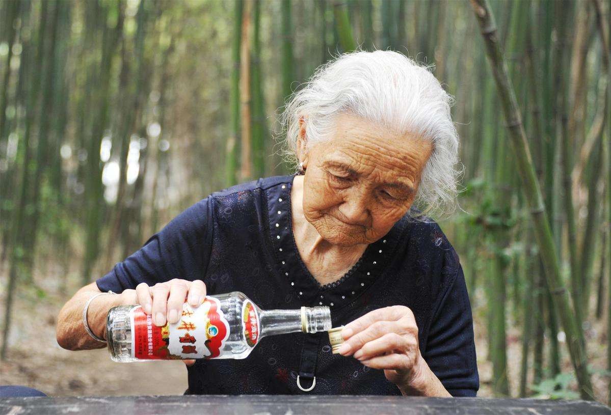 河南85岁老太太，每天必喝“二两”白酒，如今身体怎么样了？