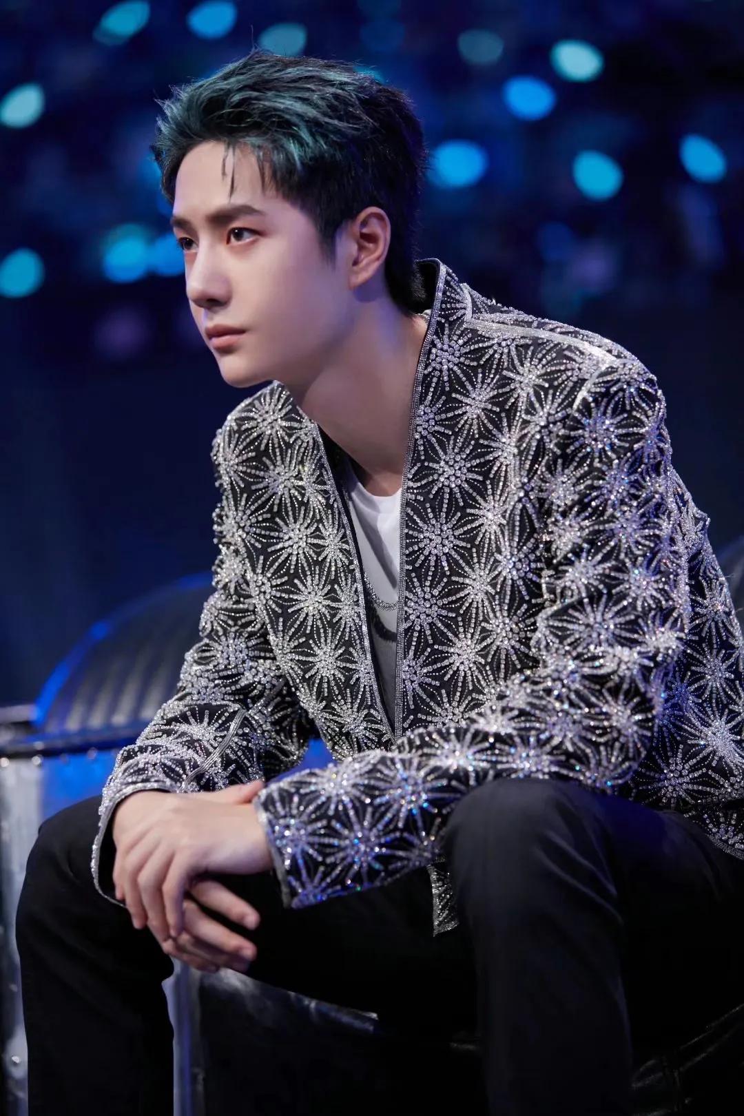 王一博坐姿合集