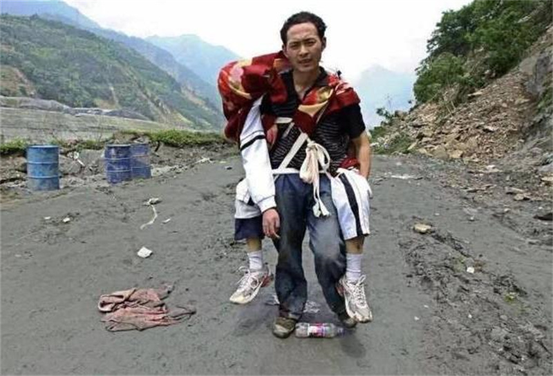汶川地震，那个背儿子遗体走25公里的程林祥，感动全国后过得如何