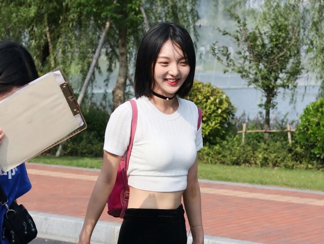 985毕业科班出身，实力不俗被称小邓紫棋，因生病变丑遭外貌羞辱