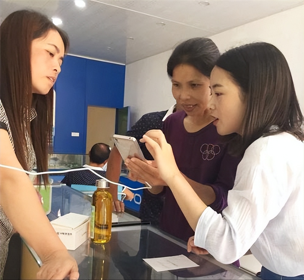 人大学霸考公考研失败，嫁贫苦光棍生6娃，校友集资20万给她建房