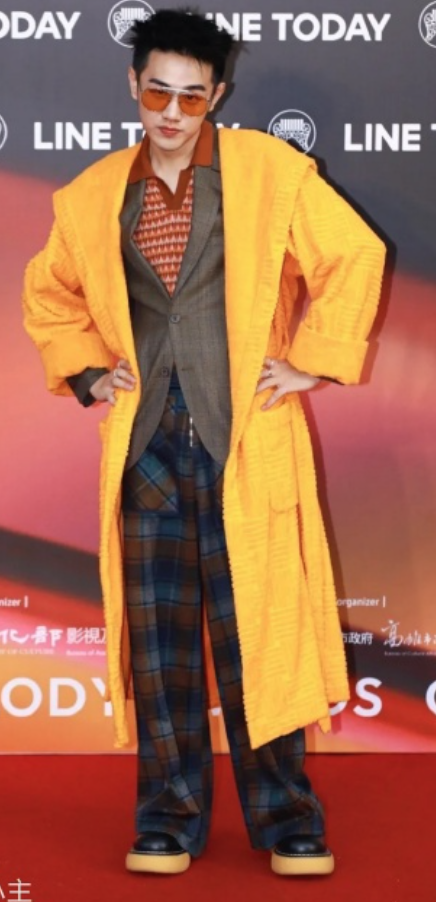 这是颁奖还是开业？金曲奖艺人造型齐翻车，现场变成乡村大舞台？