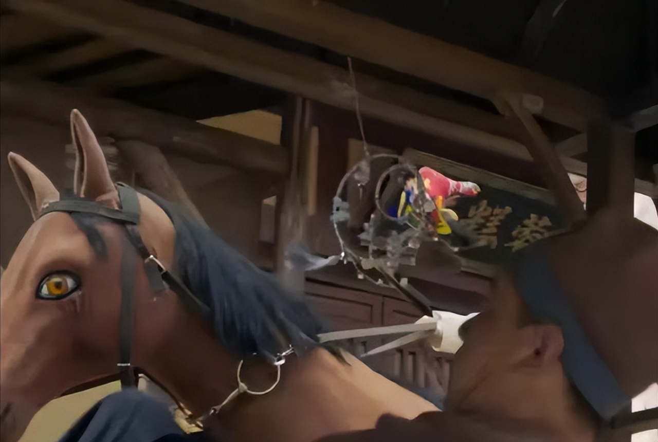 吃空气、假开车、骑假马、戴假肩胛骨，内娱明星拍戏有啥是真的？