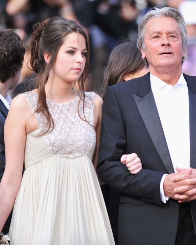 阿兰·德龙3个儿子：颜值差父亲一大截，私生子最像他却从未被承认