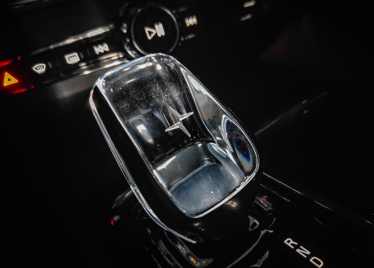 品味藝術品，置身碧海藍天試駕極星1