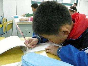 小学生的作文《我的阿姨》很受欢迎，让老师哈哈大笑。网络用户：相声毕业？