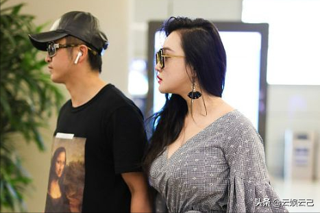 从央视辞职，甘心做丈夫背后的女人，她的婚姻生活有苦也有泪