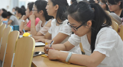 2017年那个夸美国空气香甜的留学生，回国找工作了，结局很解气