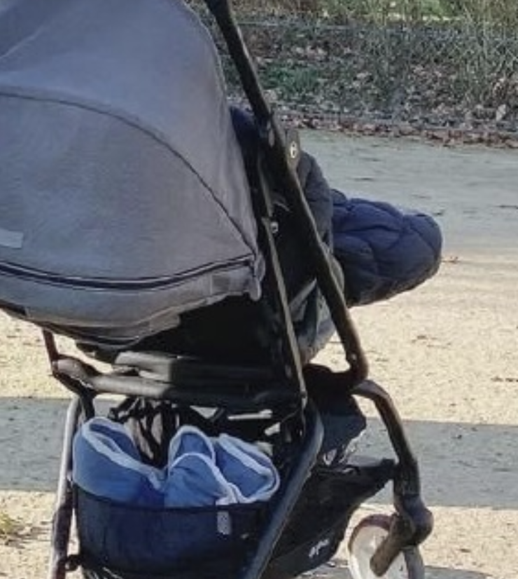 郎朗吉娜带儿子游巴黎，埃菲尔铁塔前遛娃，互为彼此掌镜幸福洋溢