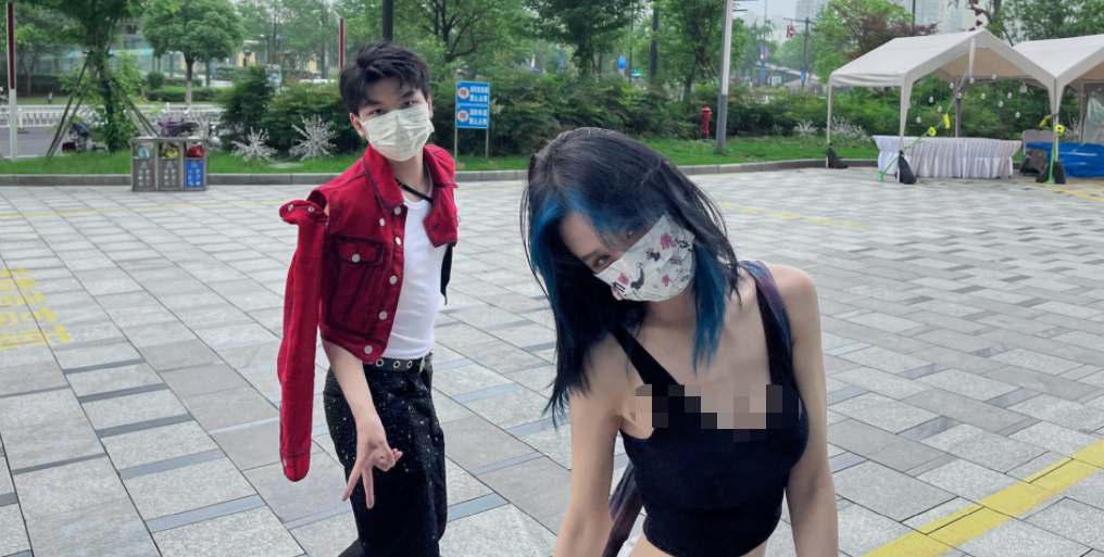 纯欲天花板女神「井川里予」居然抽烟喝酒纹身 网友：心态蹦了！-哪边嗨
