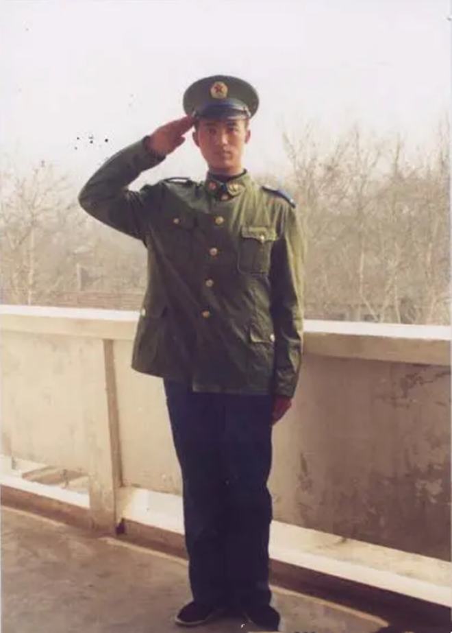 21岁战士救火毁容，女白领不顾反对嫁他，结婚时市长和首长都来了