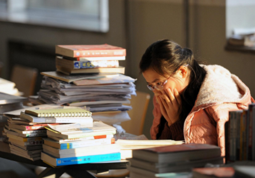 “新型啃老”悄然出现，90后大学生成新啃老族，父母慢慢被榨干