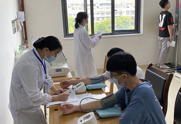 高考体检要“全裸上阵”，女生听了脸都红了，医生：谁愿意看你