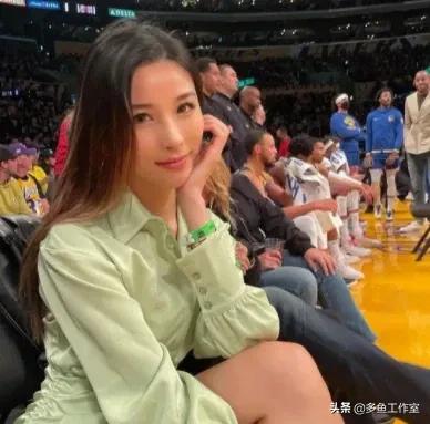 看篮球比赛坐前排多少钱(看一场NBA需要多少钱？NBA主场的前排一票难求，究竟都有谁？)