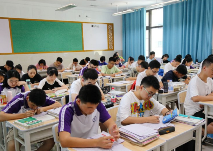 2022浙江省“首场高考”，57万考生奔赴考场，网友酸了：不公平