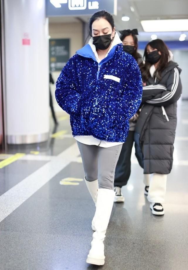 钟丽缇和女儿同框似“姐妹”，亮片羽绒服配白靴，看腿可真瘦