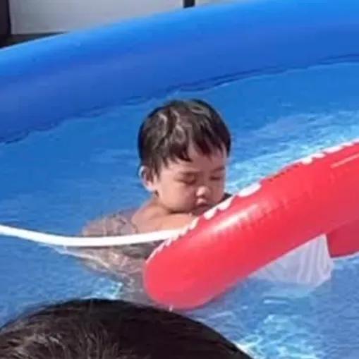 张柏芝晒和儿子游泳动态，3岁小王子正脸曝光，脸蛋肉嘟嘟萌态足