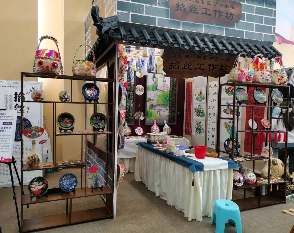 编织校园风采,弘扬天府文化——万安小学参加少年宫成果展示