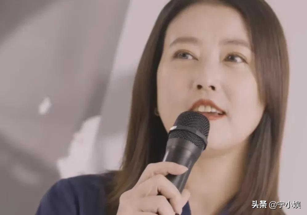 蓝羽大秀琴艺，卢靖姗唱歌受阻，胡兵自曝冷知识：这场晚会太精彩