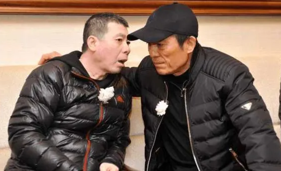 同是第五代顶流导演，把冯小刚张艺谋放在一起对比，差距就出来了