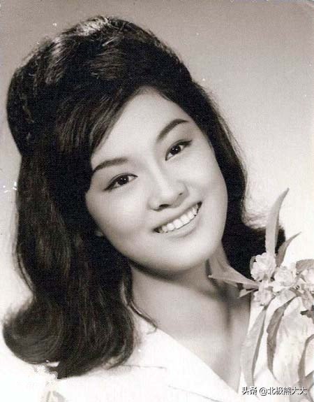 容忍丈夫出轨，用44年的卑微隐忍换来百亿遗产，何莉莉真是不简单