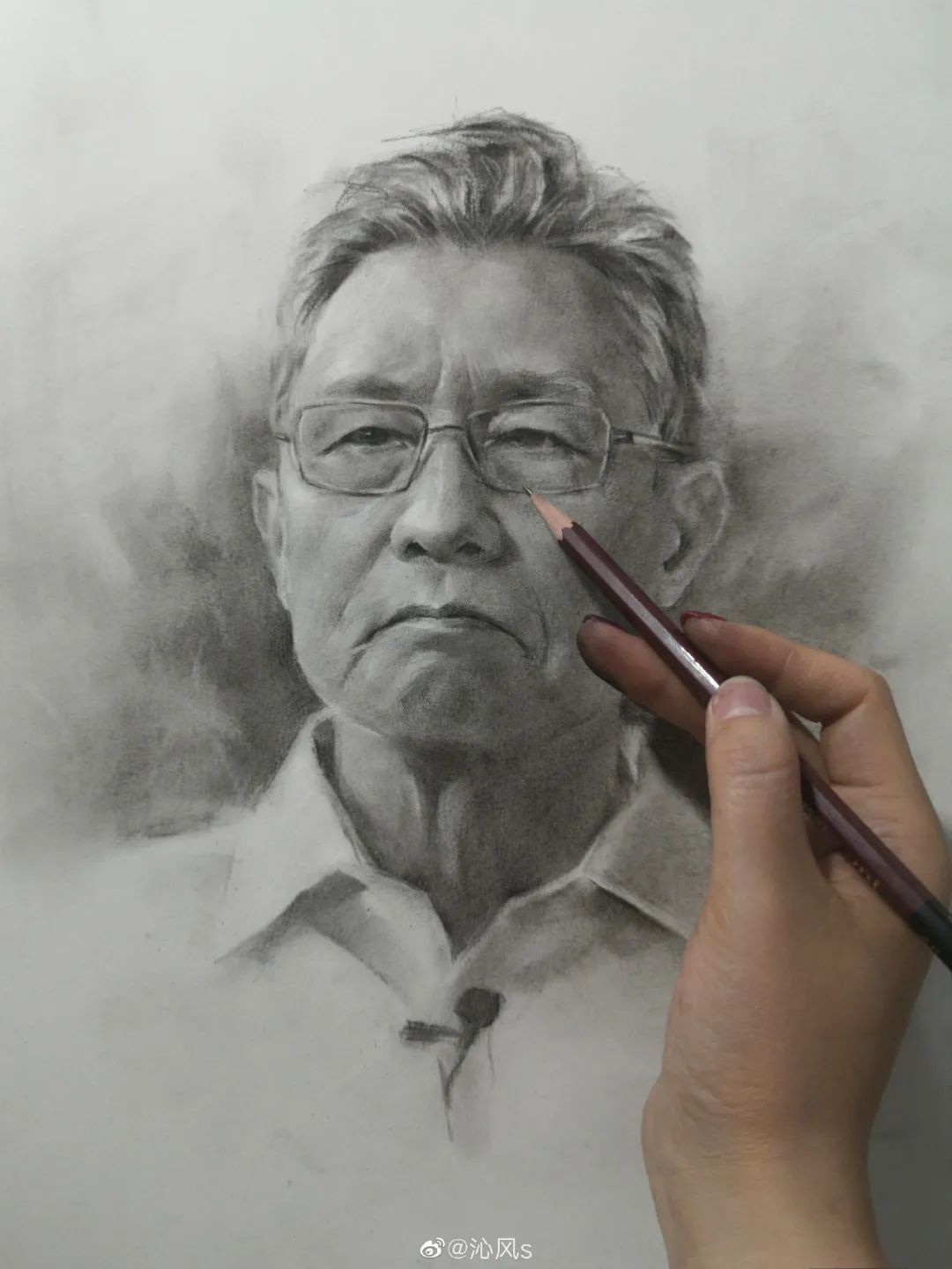 画皮画骨难画魂，她用木炭把明星画活了，王一博鞠婧祎眼神看醉了