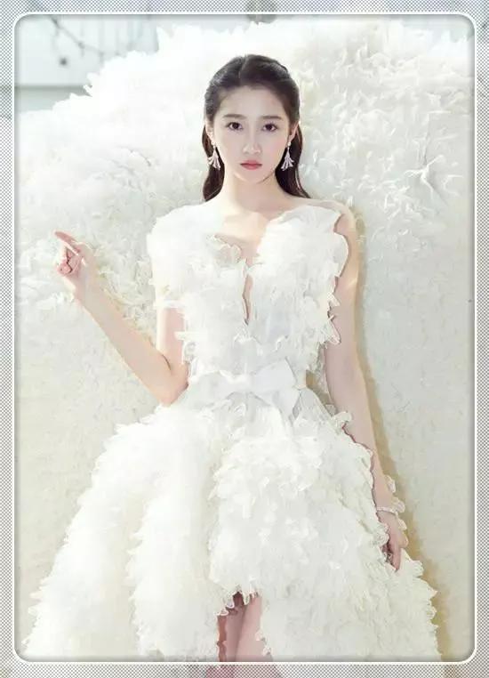 同穿羽毛裙比美：在关晓彤少女感的衬托下辛芷蕾高级感荡然无存