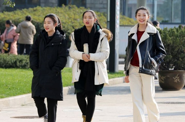 2021浙江传媒艺考现场图曝光，男帅女靓，堪称一场“视觉盛宴”