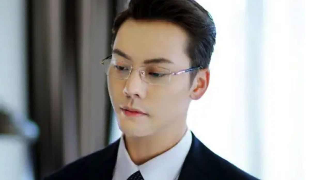 同样是“眼镜造型”，把肖战王一博和吴启华放一起，差距就出来了