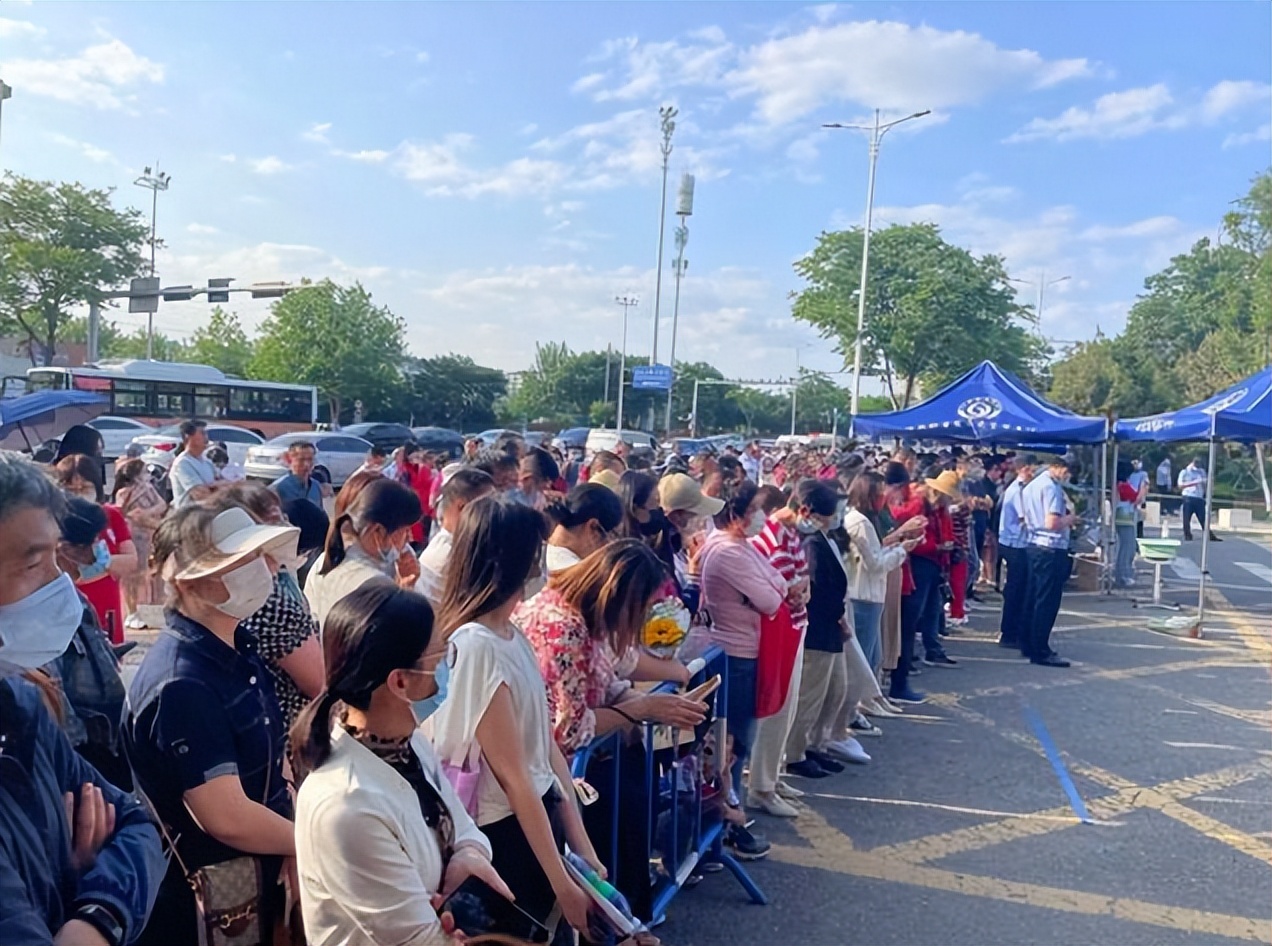 2022高考数学因难度太大上热搜，学生无奈吐槽：“走不出大山了