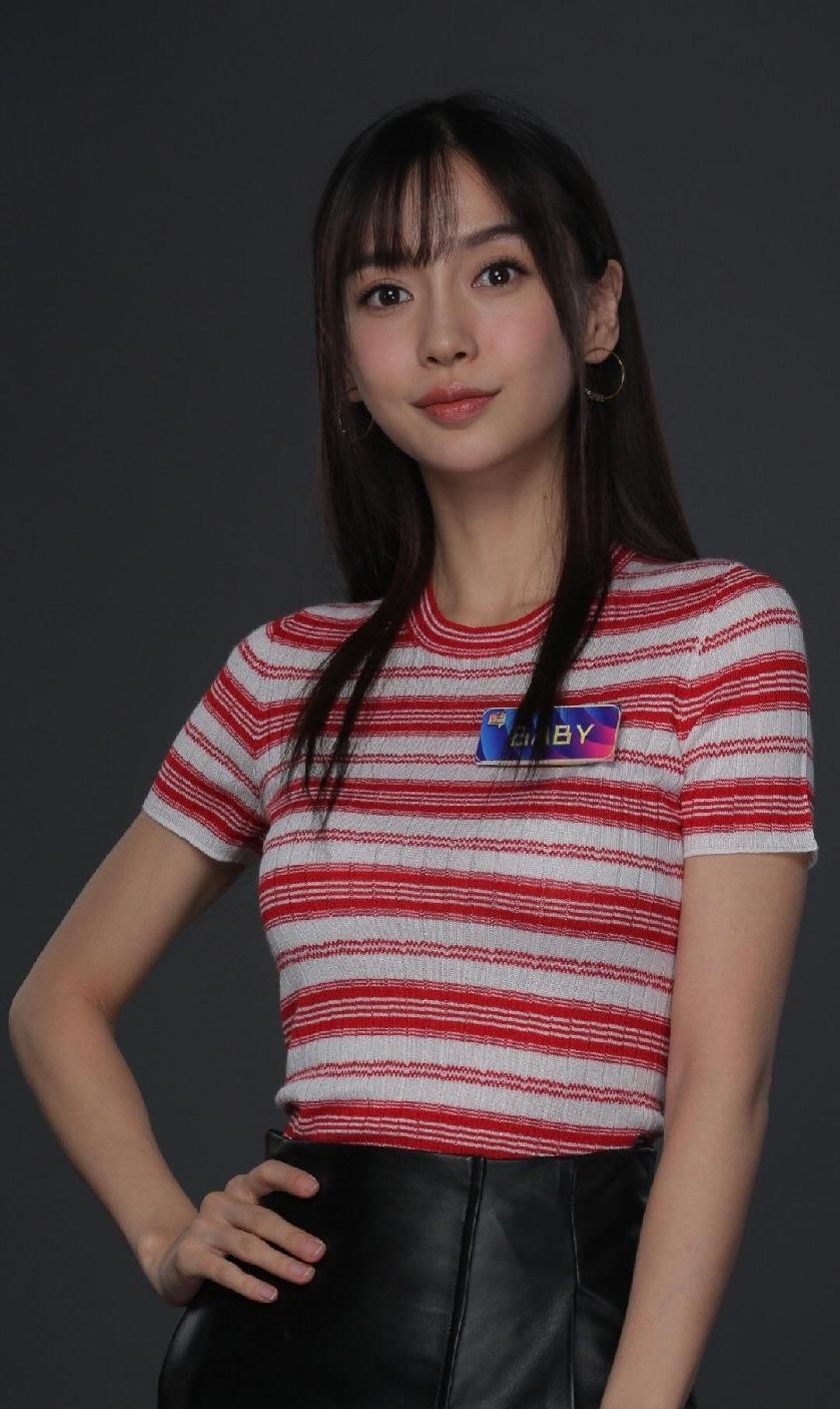 杨颖穿朴素的服装也很好看，低调的条纹服装，在她身上就更高级