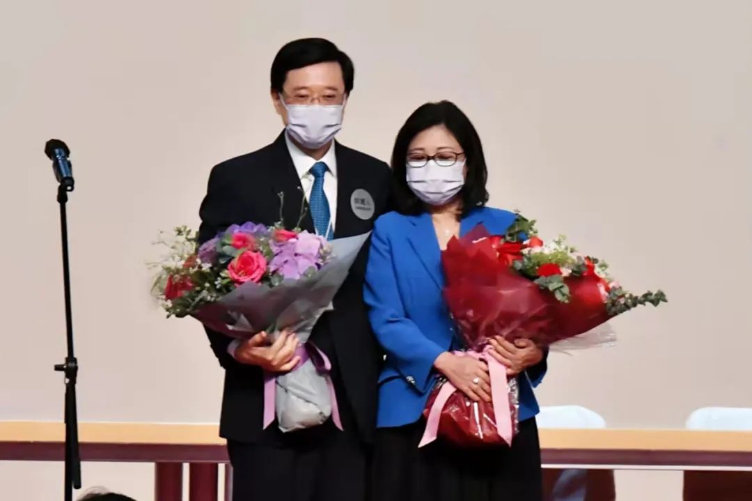 99%支持率！李家超高票當選后，與太太緊緊相擁......