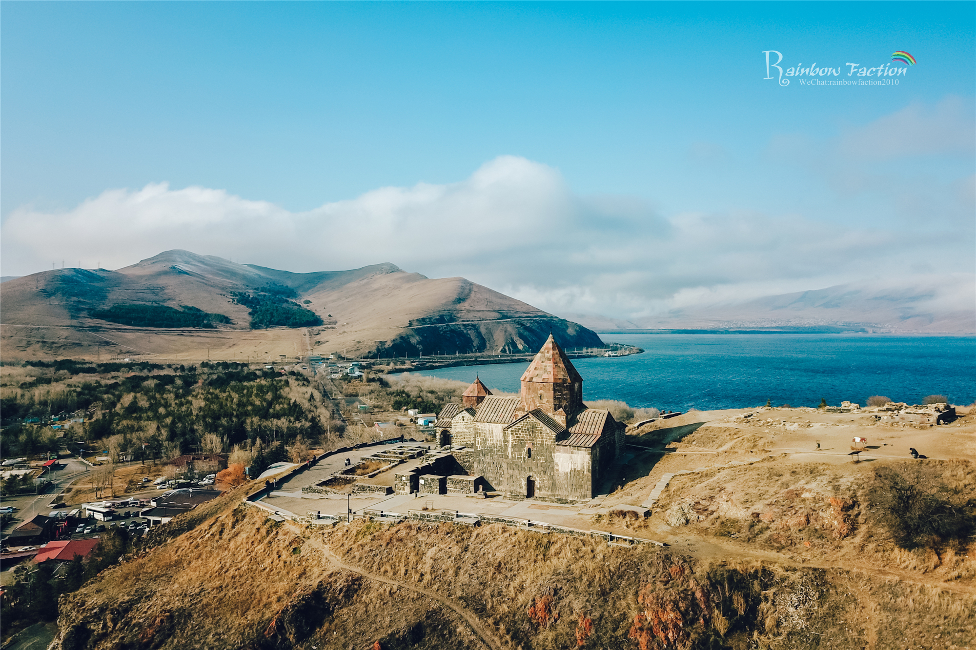 在亚美尼亚塞凡湖，邂逅一场浪漫美丽的婚礼