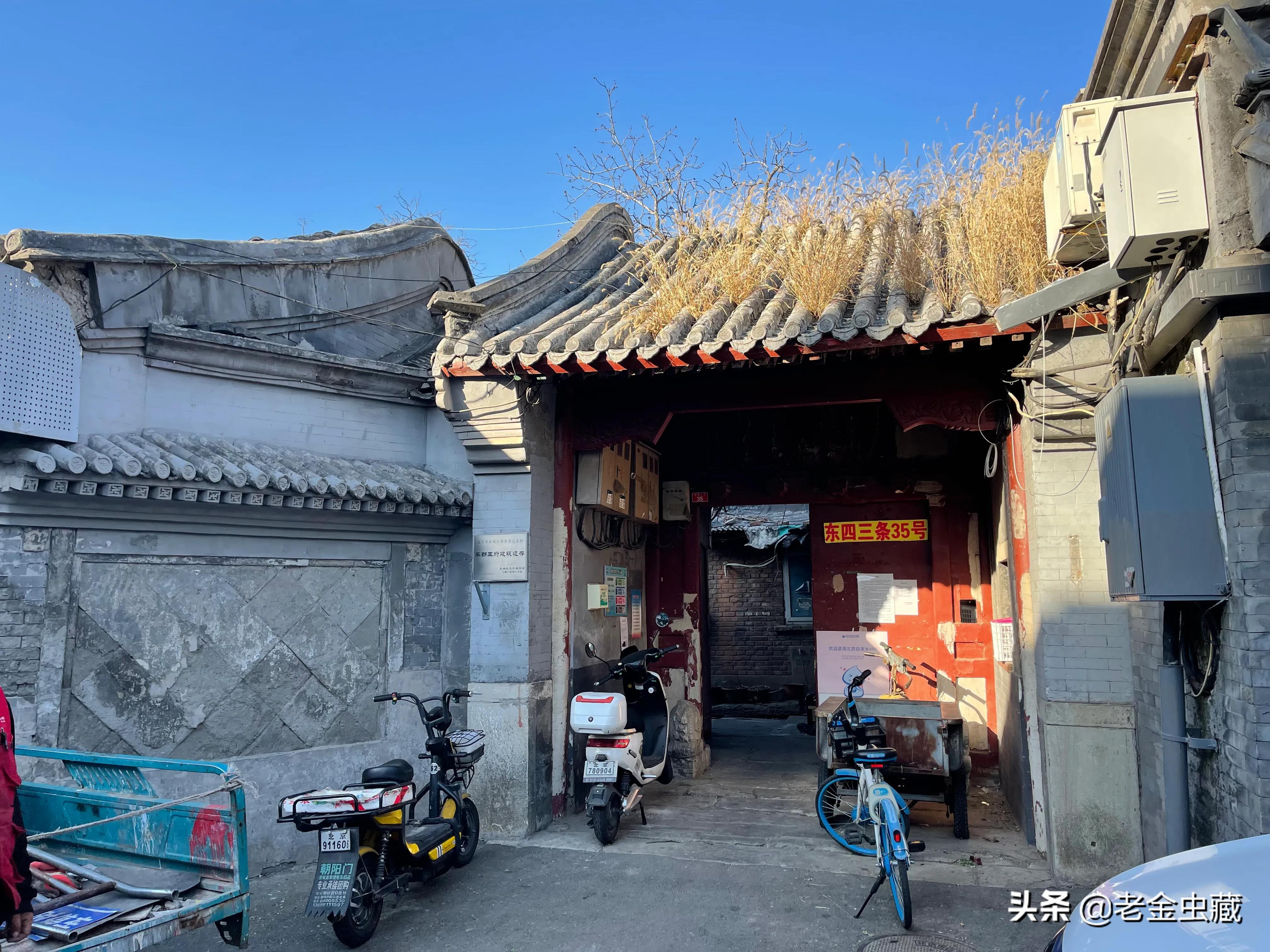 广亮四合院大门多是由相当品级地位的宦居住,大门的色彩,装饰受到比较